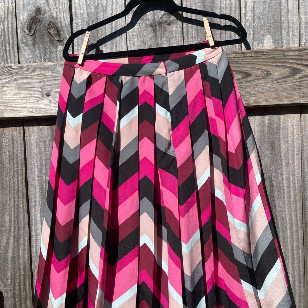 Vince Camino Chevron Patterned Pink and Black Skirt Size 8 - Picture 9 of 10